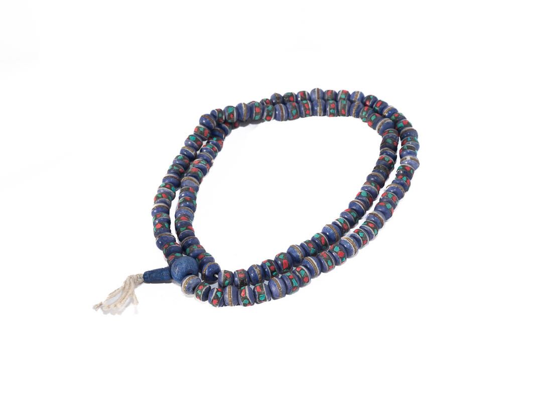 Collar de hueso teñido de azul con turquesa y coral engarzado