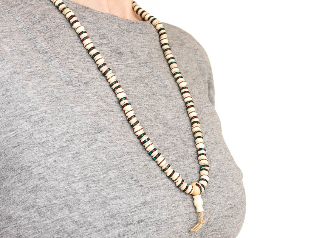 Collar de hueso blanco con turquesa y coral engarzado