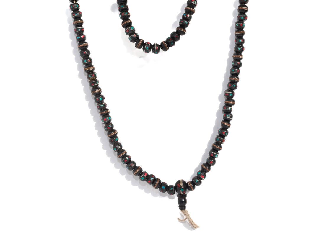 Collar de hueso teñido de negro con turquesa y coral engarzado
