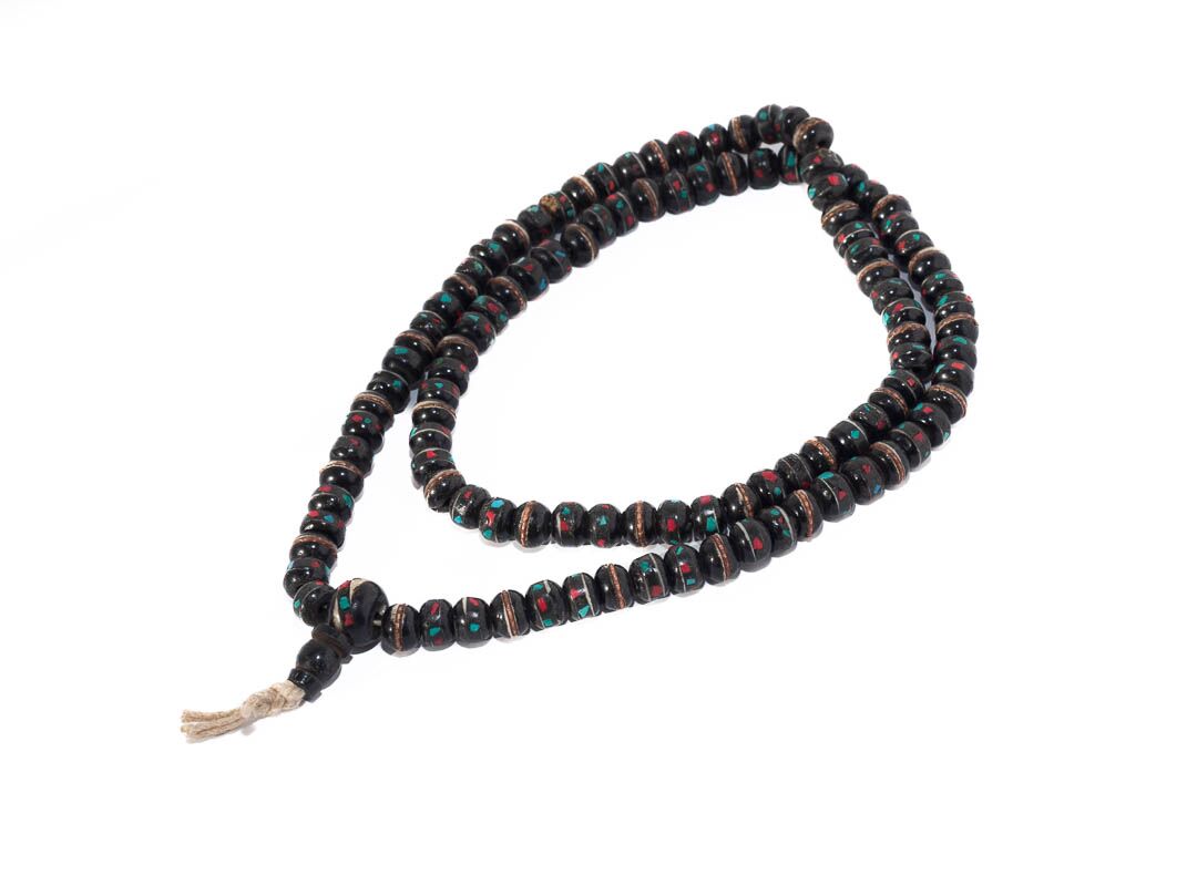 Collar de hueso teñido de negro con turquesa y coral engarzado