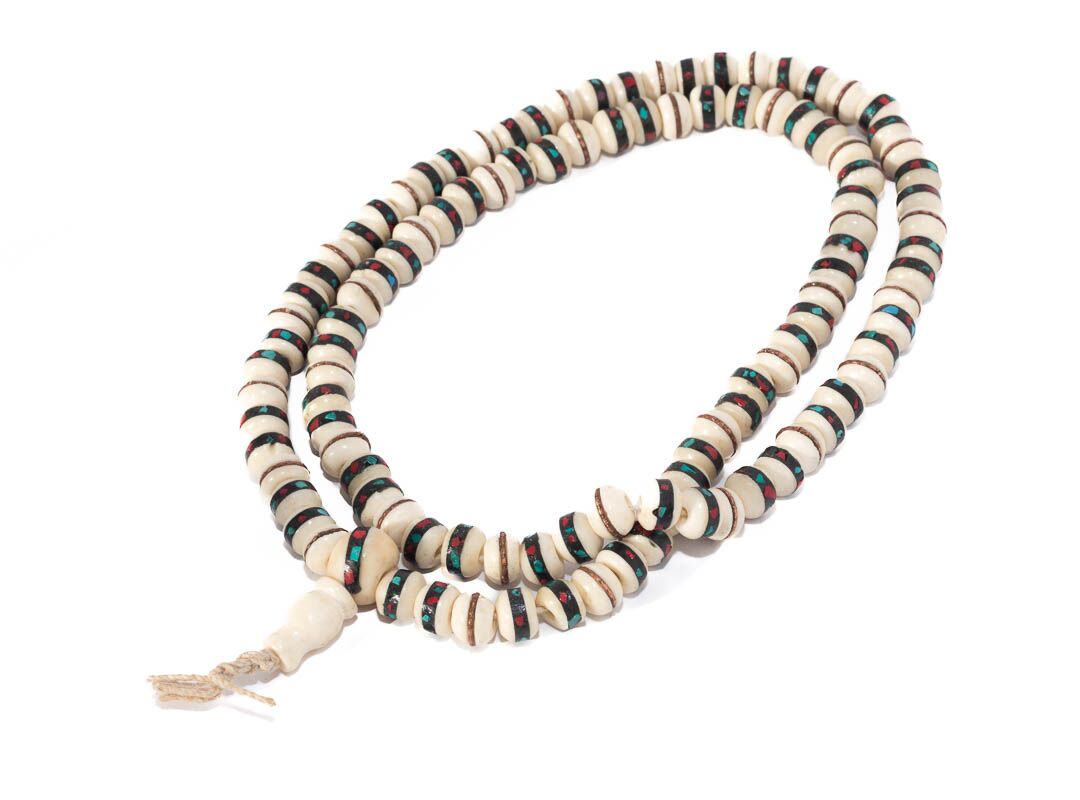 Collar de hueso blanco con turquesa y coral engarzado